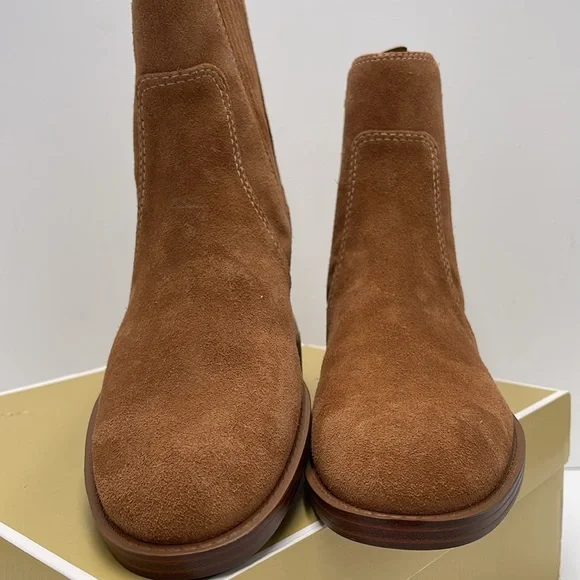 MICHAEL KORS ELLA FLAT BOOTIE SUEDE
49F4ELFE5S
LUGGAGE - Picture 5 of 16